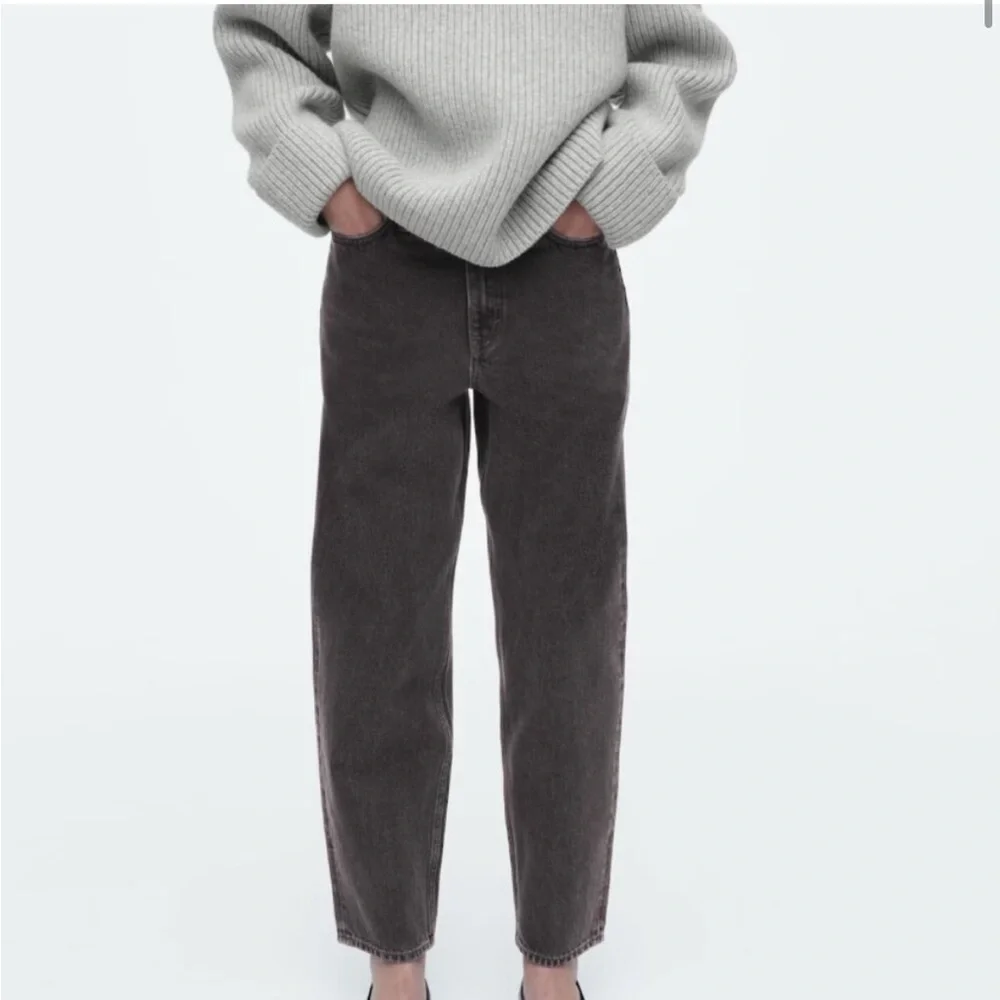 COS ARCH TAPERED ORGANIC COTTON JEANS in Black $135 - Picture 1 of 8